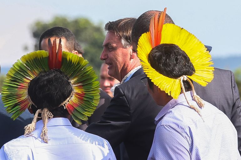 O presidente Jair Bolsonaro se encontra com indígenas durante a cerimônia de hasteamento da bandeira nacional
