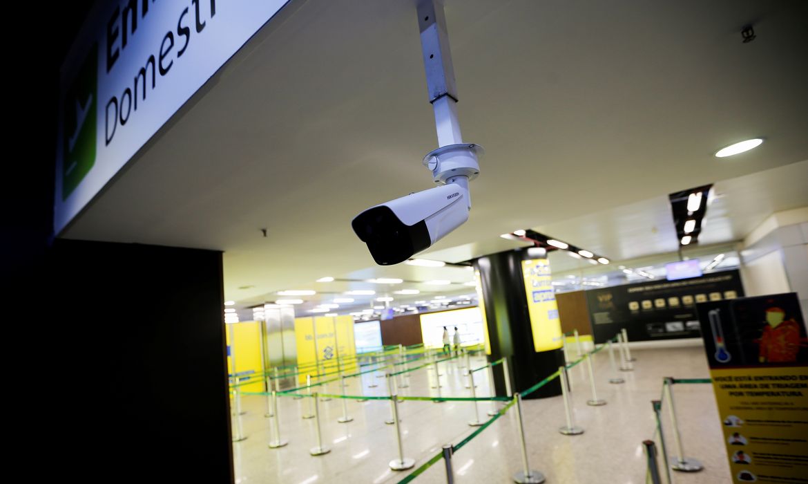 Câmera térmica usada para detectar altas temperaturas do corpo entre os passageiros no Aeroporto Internacional Juscelino Kubitschek, em Brasília. 