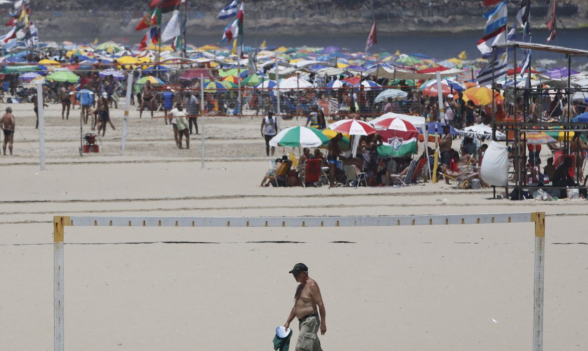 Cariocas e turistas aproveitam verão ensolarado no último domingo do ano durante preparativos para o Réveillon na praia de Copacabana. 