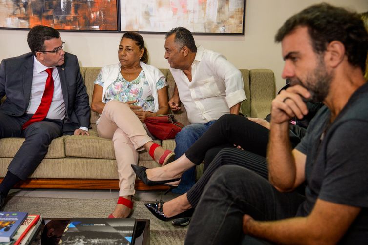 Rio de Janeiro (RJ) 26/12/2024 - 100 fotos melhores de 2024, retrospectiva - Foto republicada em 25/03/2024 - ATENÇÃO - Foto de arquivo feita em 16/04/2018 - Na foto é visto o ex chefe de Polícia Civil, Rivaldo Barbosa (e) ao lado dos pais da vereadora  assassinada Marielle Franco.  Legenda Original - A família da vereadora Marielle Franco, assassinada no dia 14 de março, se reuni com o chefe de Polícia Civil, delegado Rivaldo Barbosa, sobre o andamento das investigações da morte da parlamentar e do motorista Anderson Gomes  Foto: Tânia Rêgo/Agência Brasil