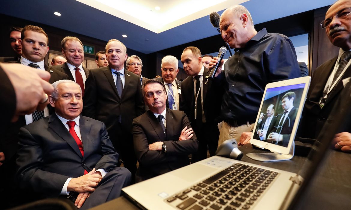 Presidente da República, Jair Bolsonaro, e o Primeiro-Ministro de Israel, Senhor Benjamin Netanyahu, durante visita à exposição de produtos de empresas de inovação