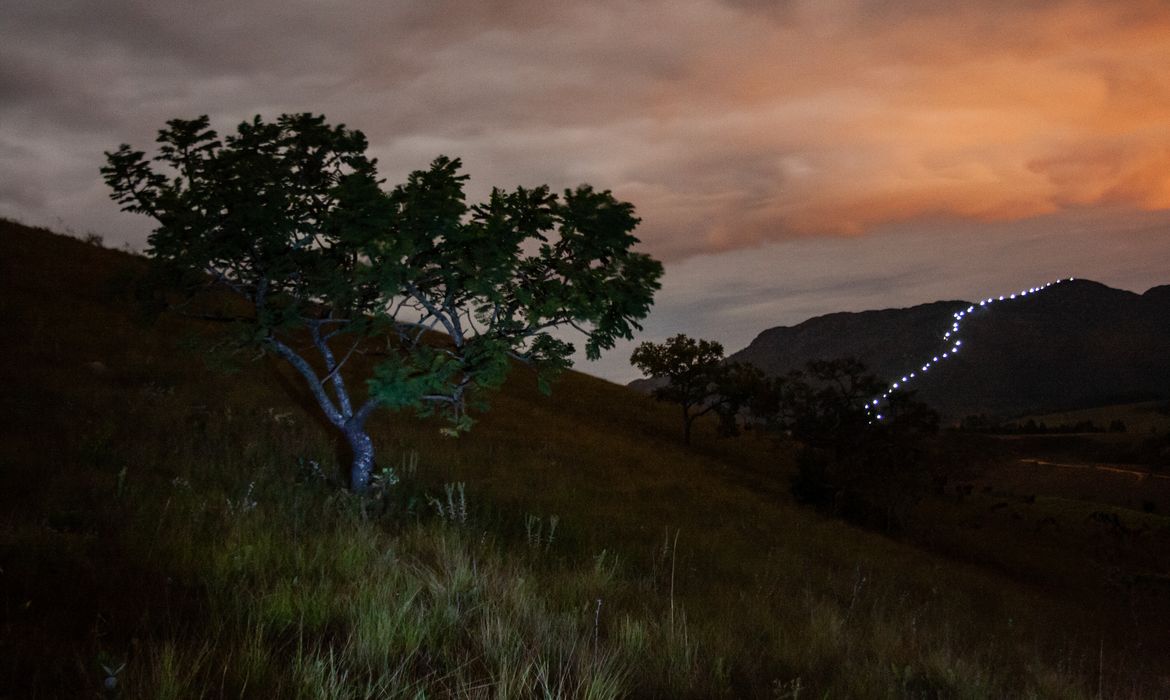 Cerca de 50 montanhistas se uniram na região do Campo das Vertentes, em Minas Gerais, para iluminar o trajeto até o topo da Serra São José
