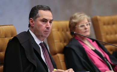 Brasília - Ministros Roberto Barroso e Rosa Weber na sessão para definir a tese de repercussão geral nas ações que tratam da desaposentação  (José Cruz/Agência Brasil)