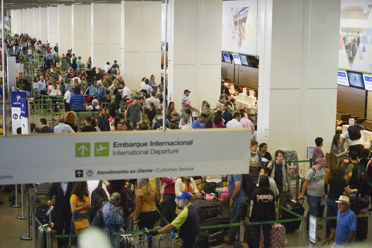 Brasília - A partir de hoje (18) a inspeção de bagagens nos aeroportos do país estará mais rigorosa, é que começa a valer as novas determinações da Agência Nacional de Aviação Civil para garantir maior segurança nos voos 
Foto: José Cruz/Agência Brasil