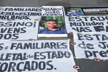 Rio de Janeiro (RJ), 20/05/2025 –  Ato pede justiça para João Pedro, morto durante ação policial no Complexo do Salgueiro, em São Gonçalo, Região Metropolitana do Rio, em 2020, no Tribunal de Justiça. Foto: Tomaz Silva/Agência Brasil