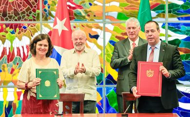16.09.2023 - Assinaturas de Atos - Presidente da República, Luiz Inácio Lula da Silva - Presidente da República de Cuba, Miguel Díaz-Canel, e a ministra da saúde, Nísia Trindade (e) - Palácio da Revolução - Havana - Cuba Fotos: Ricardo Stuckert