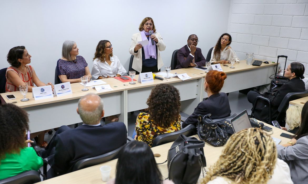 Brasília (DF) 04/04/2023 A Ministra das Mulheres, Cida Gonçalves, a primeira-dama, Janja lula da Silva e o ministro dos DHC, Silvio Almeida,  visitam a central de atendimento do Ligue 180. Foto: Fabio Rodrigues-Pozzebom/ Agência Brasil