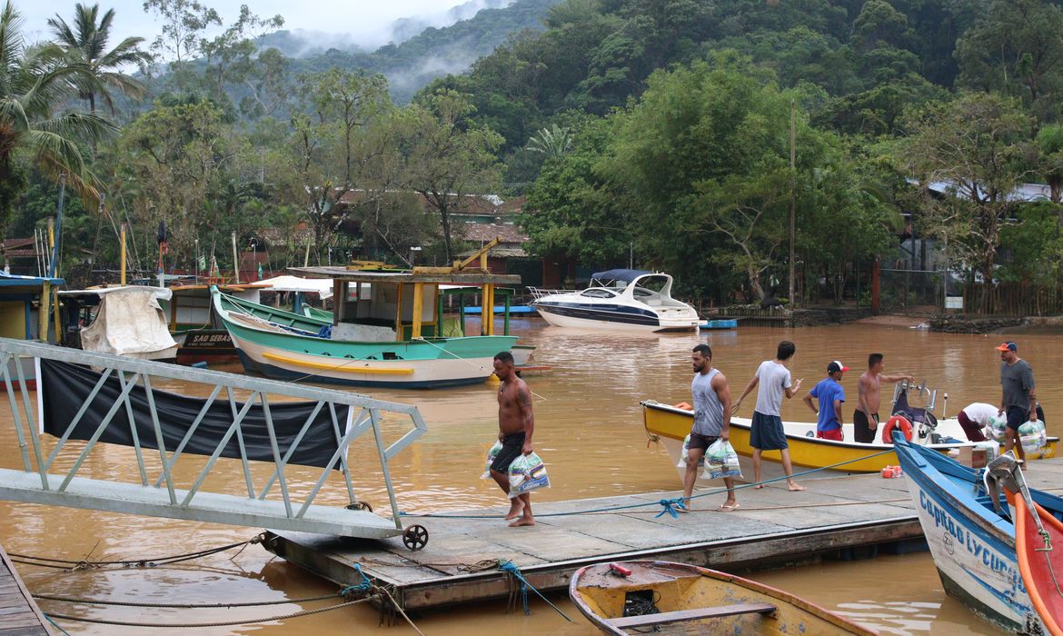 São Sebastião (SP), 21/02/2023, Chegada de doações de água e mantimentos na Barra dos Pescadores em Boiçucanga, após enchentes e deslizamentos no litoral norte de São Paulo.