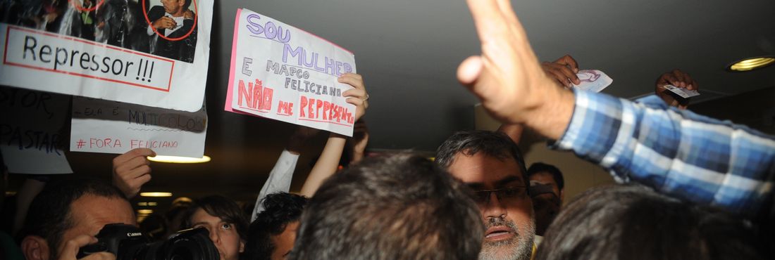 Brasília – Manifestação contra o presidente da Comissão de Direitos Humanos e Minorias da Câmara dos Deputados, Pastor Marco Feliciano (PSC-SP). Feliciano é acusado de racismo e homofobia.