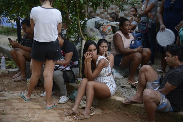 Moradores reunidos após desabamento de dois prédios na comunidade da Muzema, na zona oeste da cidade do Rio de Janeiro.
