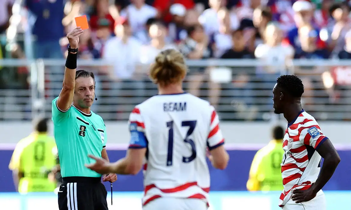 REUTERS/Phil Noble/ Proibido reprodução Soccer Football - FIFA World Cup 2026 - Round of 32 - United States v Bosnia and Herzegovina - San Francisco Bay Area Stadium, Santa Clara, California, U.S. - July 1, 2026 Folarin Balogun of the U.S. is shown a red card by referee Raphael Claus REUTERS/Phil Noble TPX IMAGES OF THE DAY