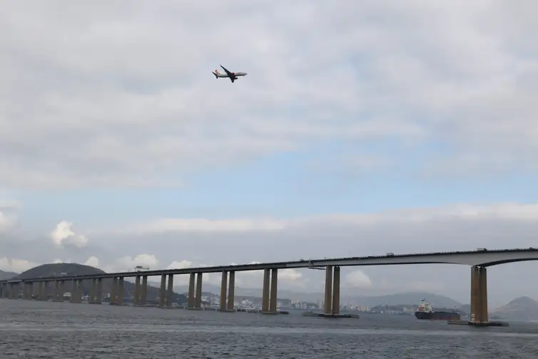 Vista da Ponte Rio-Niterói a partir da barca que faz a ligação entre a Praça XV e a Ilha de Paquetá.