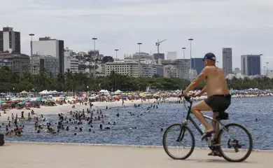 Rio de Janeiro (RJ) 25/01/2025 – Frequentadores se refrescam na Praia do Flamengo durante semana com alerta de calor extremo. Foto: Fernando Frazão/Agência Brasil