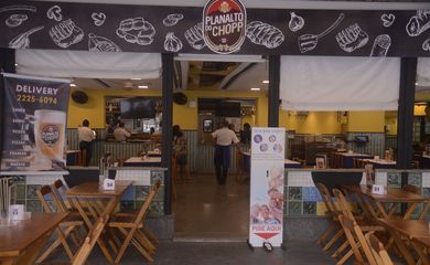 Lanchonetes, bares e restaurantes do Rio de Janeiro reabrem com restrição de horário, lotação e distância entre mesas.