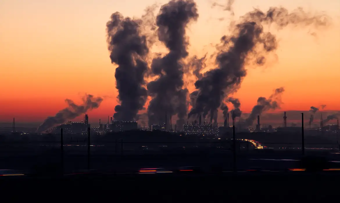 Conferência das Nações Unidas sobre a Mudança do Clima – COP28. – Meio Ambiente; mudanças climáticas; poluição do ar; fumaça fábricas; chaminés; CO2. Foto: Ralf Vetterle/Pixabay