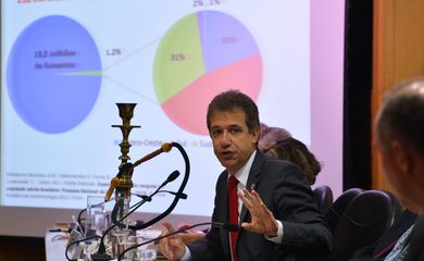 O ministro da Saúde, Arthur Chioro, apresenta dados da Pesquisa Nacional de Saúde sobre o uso do narguilé, malefícios do consumo e perfil de uso dos brasileiros (Valter Campanato/Agência Brasil)