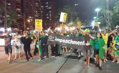 Manifestação contra Dilma e Lula ocupa avenida litorânea no Recife