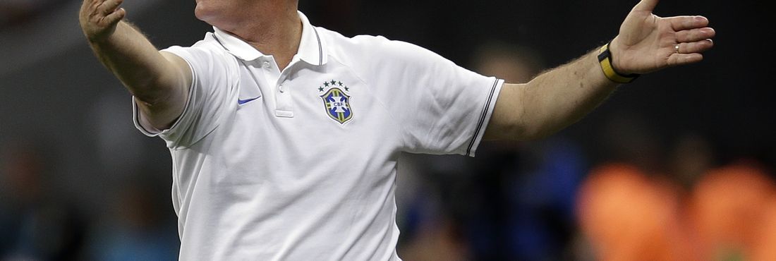 AP836354273501-felipao Felipão durante a partida contra a Holanda