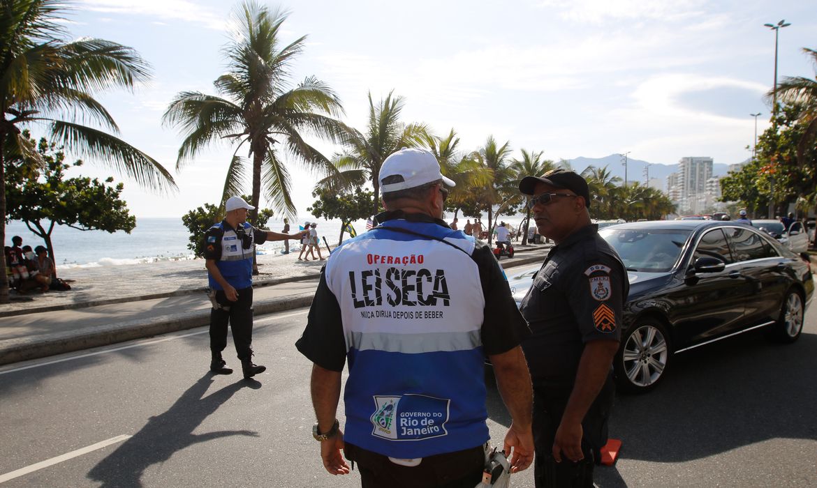  Lei Seca inicia Operação Verão, com fiscalizações diurnas, em blitz na Avenida Vieira Souto, em Ipanema