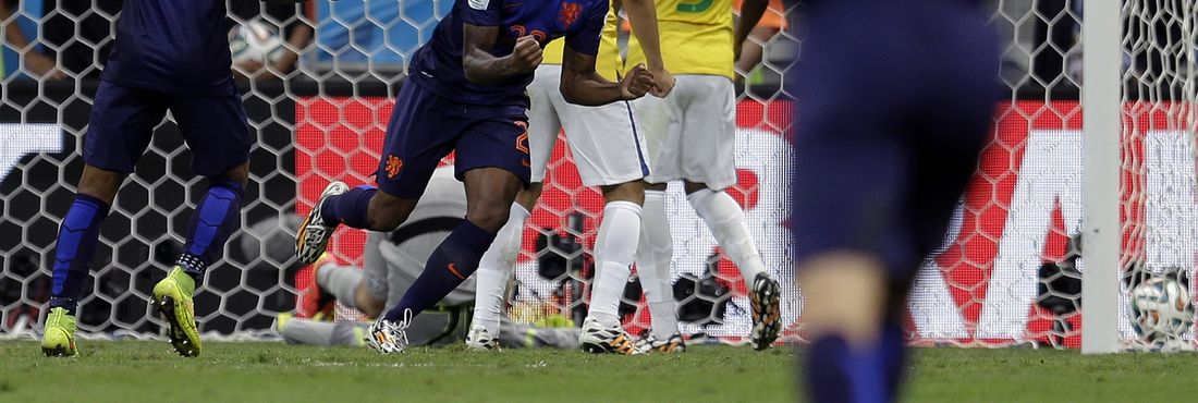Jogador holandês Georginio Wijnaldum comemora o terceiro gol contra o Brasil na disputa pelo terceiro lugar da Copa do Mundo no estádio Mané Garrincha em Brasília