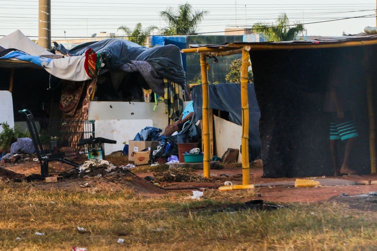 Pessoas em situação de rua acampadas no Plano Piloto, em Brasília