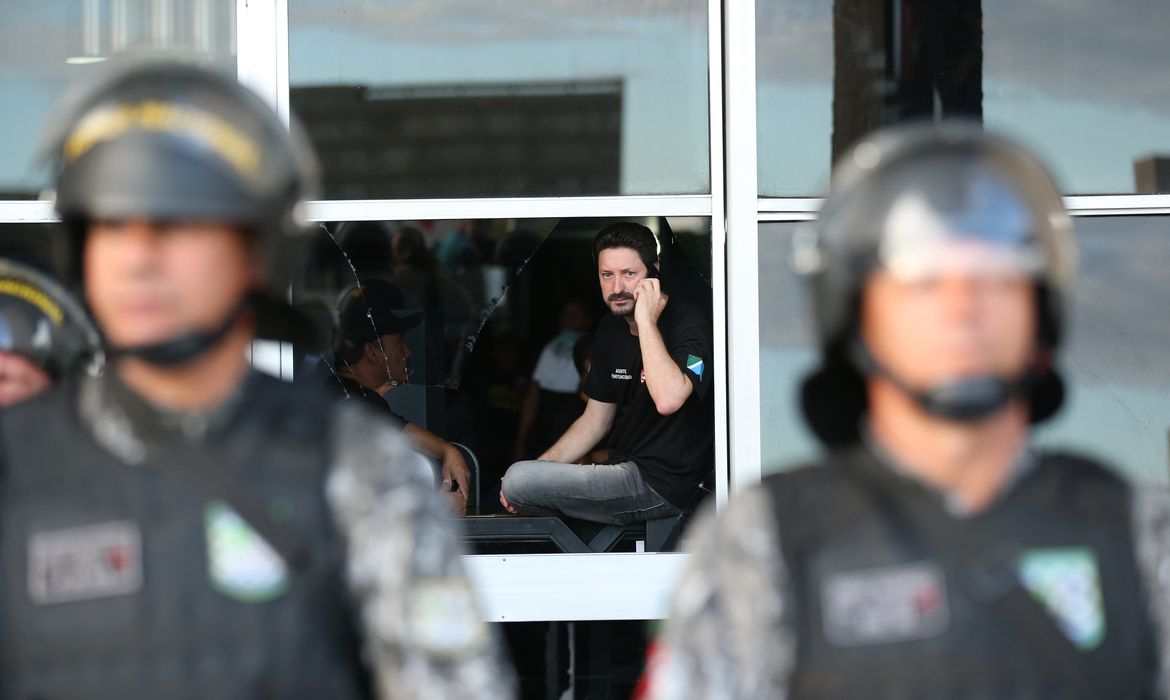 Brasília - Em ato contra a reforma da Previdência, agentes penitenciários de vários estados invadiram o prédio do Ministério da Justiça (Fabio Rodrigues Pozzebom/Agência Brasil)