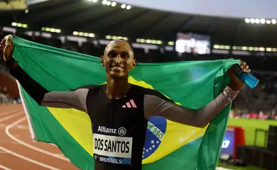 Athletics - Diamond League - Brussels - King Baudouin Stadium, Brussels, Belgium - September 14, 2024 Alison Dos Santos of Brazil celebrates after winning the Men's 400m Hurdles Reuters/Yves Herman/Proibida reprodução