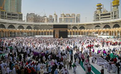 Peregrinos muçulmanos usam máscaras protetoras, após o surto de coronavírus, enquanto rezam em Kaaba na Grande Mesquita na cidade sagrada de Meca, na Arábia Saudita, em 3 de março de 2020.