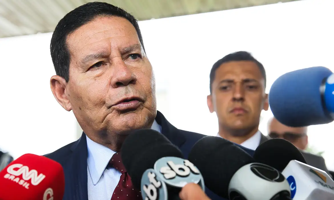 O presidente da República em exercício, Hamilton Mourão, fala à imprensa