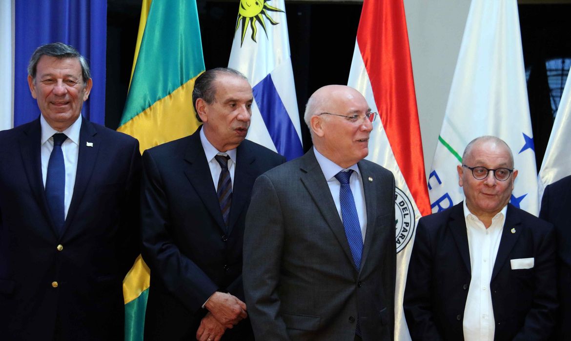 Da esquerda para a direita: os ministros de Relações Exteriores do  Uruguai, Rodolfo Nin Novoa; do Brasil, Aloysio Nunes; do Paraguai, Eladio Loizaga; e da  Argentina, Jorge Faurie, reunidos em Assunção para discutir o acordo Mercosul-UE.  