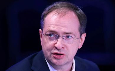 Conselheiro presidencial russo Vladimir Medinsky durante fórum econômico em São Petersburgo