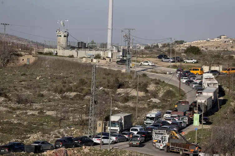 Reuters/Issam Rimawi/Proibida reprodução RAMALLAH, WEST BANK - JANUARY 21: People in vehicles wait in line after Israeli forces closed the Attara checkpoint halting vehicle traffic and causing a long line of vehicles in Ramallah, West Bank on January 21, 2025. Reuters/Issam Rimawi/Proibida reprodução