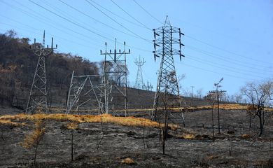 Petrópolis - Região de mata queimada próxima à subestação do distrito de Rio da Cidade, atingida pelos incêndios florestais de grandes proporções que se alastram na Região Serrana.