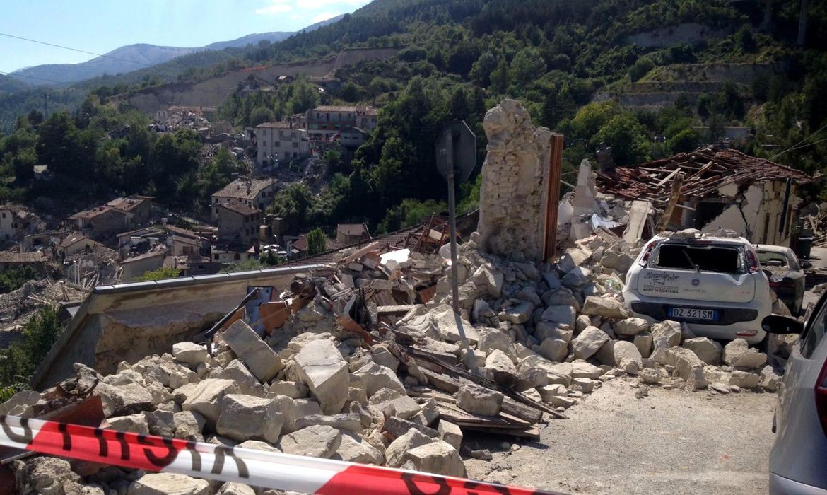 Vista dos destroços provocados pelo terremoto de magnitude 6,2 graus na escala Richter, em Pescara del Tronto, região central da Itália