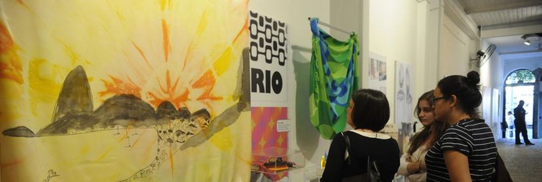 Exposição 'Com o Rio da Cabeça aos Pés: sem Medo de Ser Kitsch', aberta ao público hoje (16), no Centro Carioca de Design, mostra produtos são usados para enaltecer a alma carioca e para construir a identidade do morador do Rio