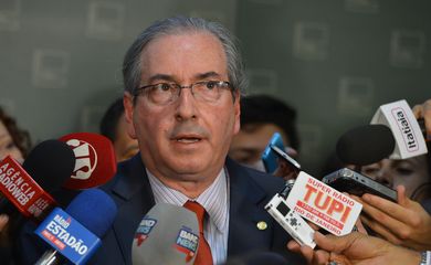 O presidente da Câmara, Eduardo Cunha, fala à imprensa no Congresso Nacional, sobre o encontro com a presidenta Dilma Rousseff no Palácio do Planalto (Valter Campanato/Agência Brasil)