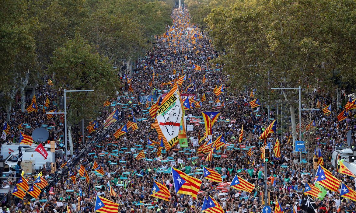 Milhares de pessoas protestam em Barcelona contra decisão do governo espanhol de destituir o presidente da Catalunha 