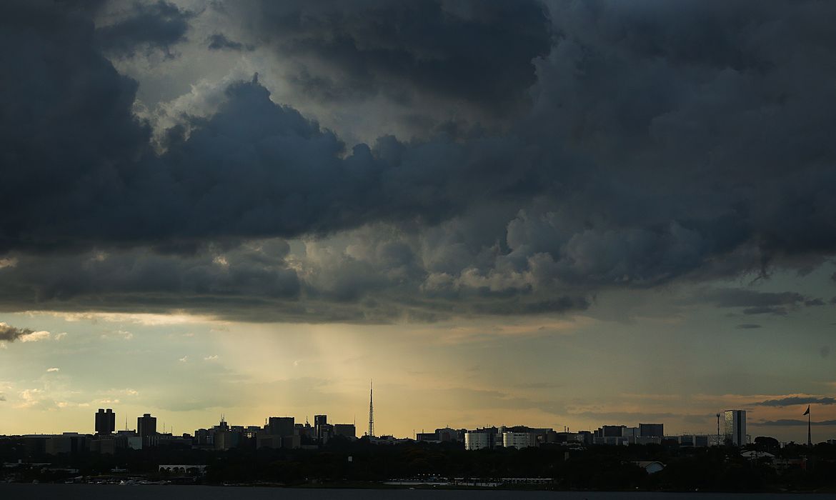  Brasília com Sol e  muitas nuvens, pancadas de chuva à tarde e à noite