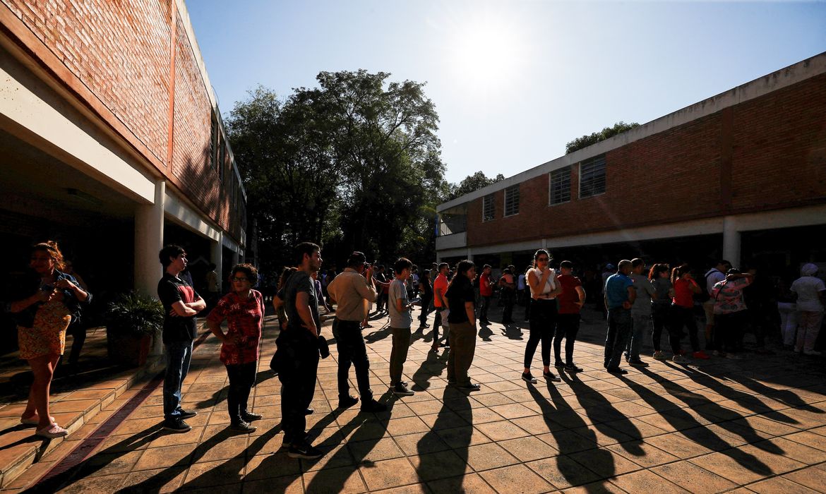 Eleições no Paraguai - People queue to vote in Paraguay's general elections in Asuncion, Paraguay April 30, 2023. Foto: REUTERS/Agustin Marcarian