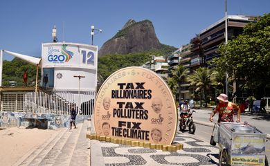 Rio de Janeiro (RJ), 18/11/2024 - Organizações da sociedade civil da rede Observatório do Clima realiza manifestação para pressionar o G20 a financiar ações climáticas robustas, com a taxação de super ricos. Foto: Thiago Dezan/Divulgação