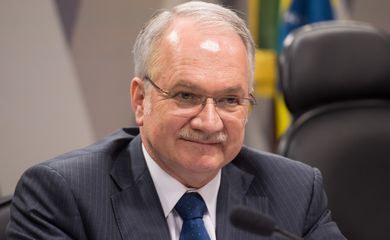 Luiz Edson Fachin, indicado pela presidenta Dilma Rousseff para substituir o ministro Joaquim Barbosa no STF, durante sabatina na Comissão de Constituição e Justiça do Senado (Marcelo Camargo/Agência Brasil)