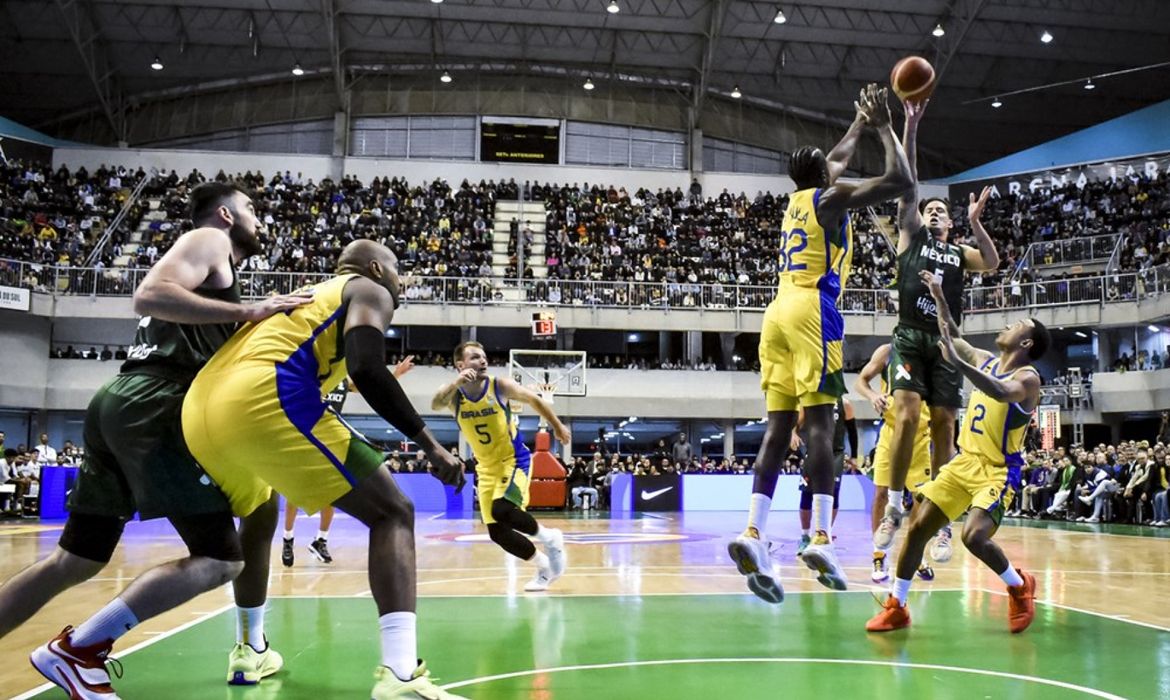 Brasil domina nas bolas de 3 e vence México nas eliminatórias da Copa do  Mundo de basquete - Surto Olímpico