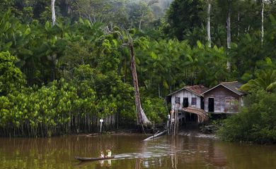 Moradores de comunidades ribeirinhas do arquipélago de Marajó se aproximam do Navio Auxiliar Pará.