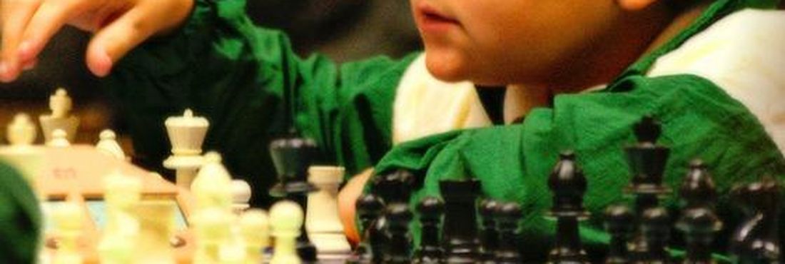 Menino joga xadrez
