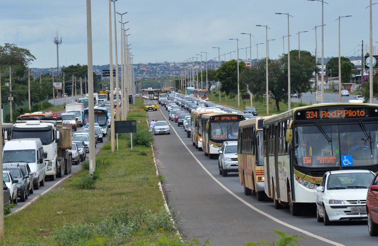 Moradores do Residencial Nova Jerusalém fazem protesto e fecham o Eixo Monumental. A manifestação causou um enorme congestionamento no trânsito da cidade (Antonio Cruz/Agência Brasil)