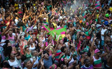 Rio de Janeiro - Mangueirenses comemoram, na quadra da escola, o título de campeã do carnaval 2016 do Grupo Especial do Rio (Tomaz Siva/Agência Brasil)