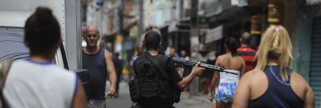 Rio de Janeiro - Primeiro dia útil após a ocupação pelas forças de segurança do estado nas favelas do Complexo da Maré