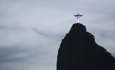 Rio de Janeiro - Em solidariedade à França,Cristo Redentor e iluminado com as cores da bandeira do país (Divulgação/Secom/RJ)