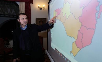 O governador Carlos Moisés decreta novas medidas restritivas para promover o isolamento social em sete regiões que estão classificadas em situação gravíssima