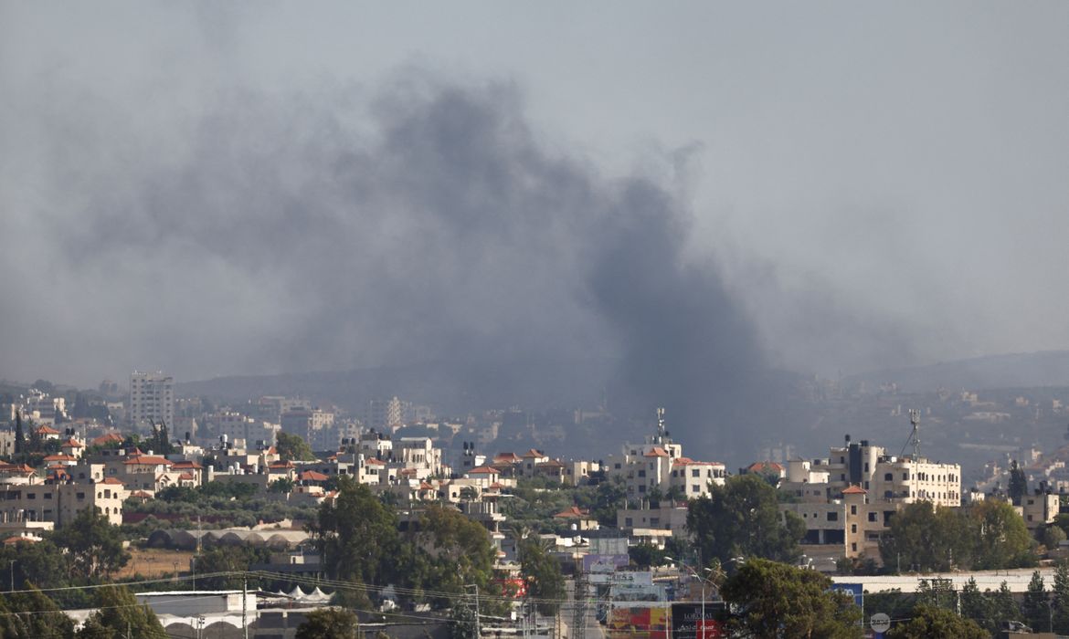 Smoke is seen from Israel's side during a raid on Jenin refugee camp in the Israeli-occupied West Bank, Salem checkpoint July 3, 2023 REUTERS/Ronen Zvulun